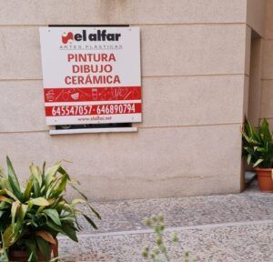Fachada del taller con cartel